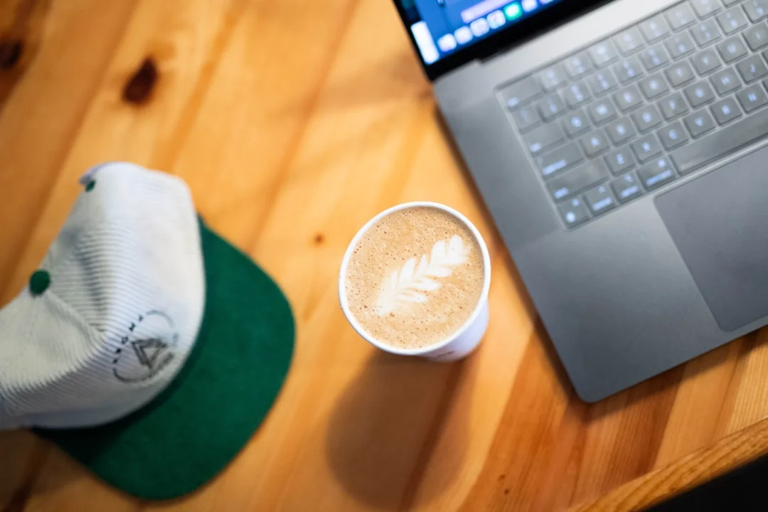 Laptop och kaffekopp på ett cafébord, en typisk situation med öppet wifi